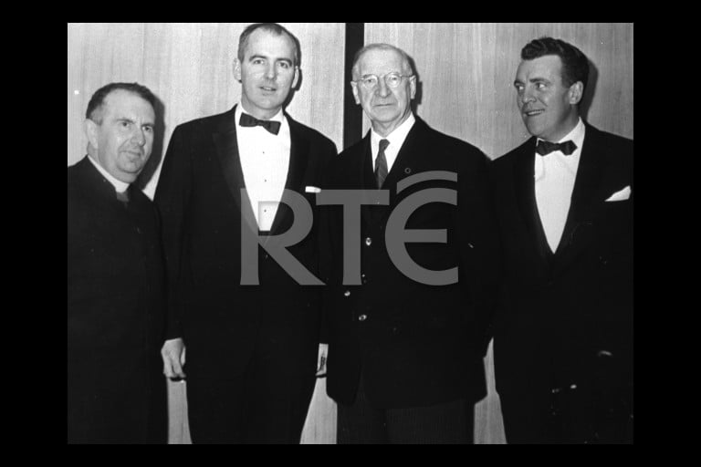 Irish President Eamon de Valera with Eamonn Andrews image for id 0521/006